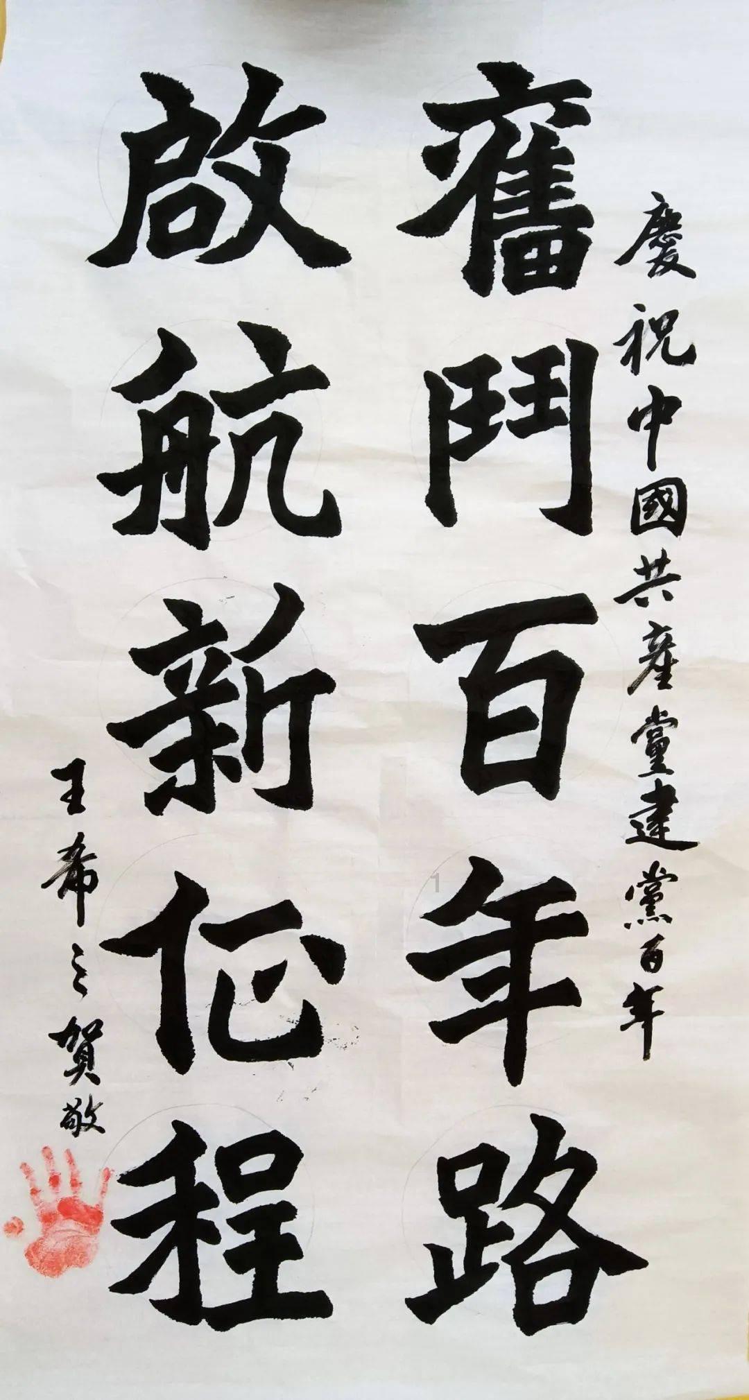 黑色吊带搭配牛仔裤，时尚又潮流，这样的风格你会喜欢吗？